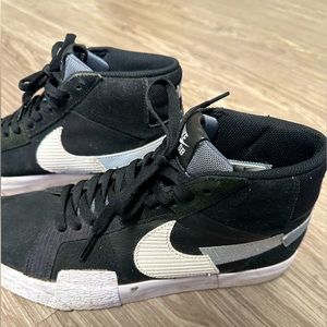 Nike Women's Black and Gray Sneakers